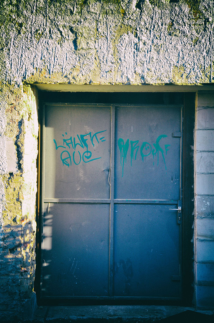 Fabriktüre mit Graffitischriftzug