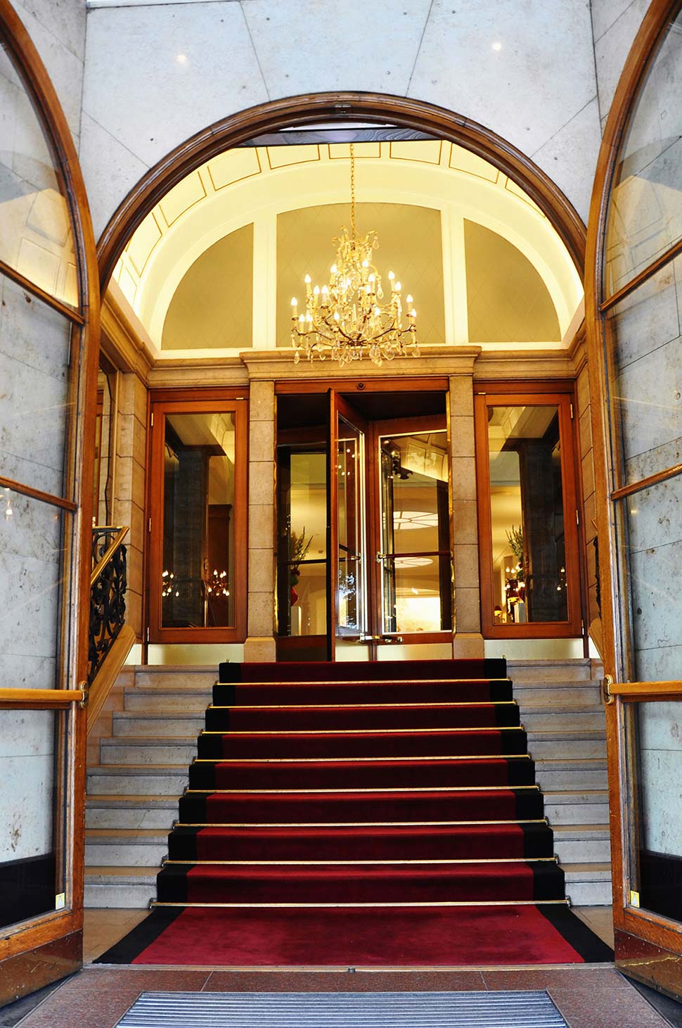 Eingangstür Hotel Vier Jahreszeiten Hamburg