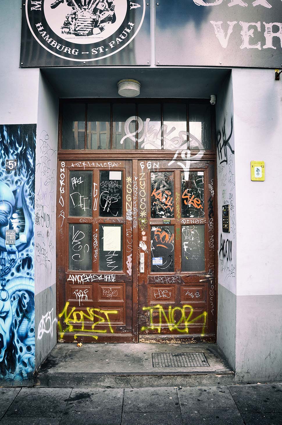 Tür eines Wohnhauses in St. Pauli