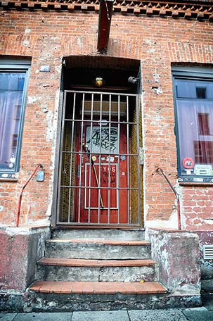 Doppeltür eines Wohnhauses in St. Pauli