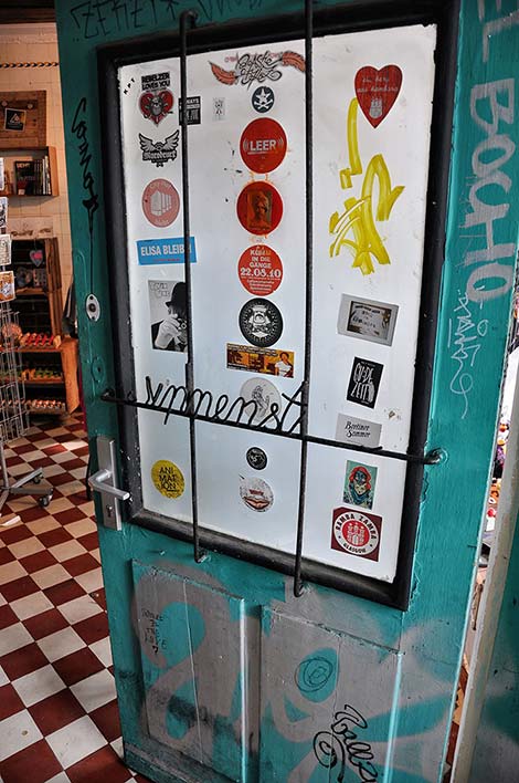 Ladentür mit Sticker übersäht
